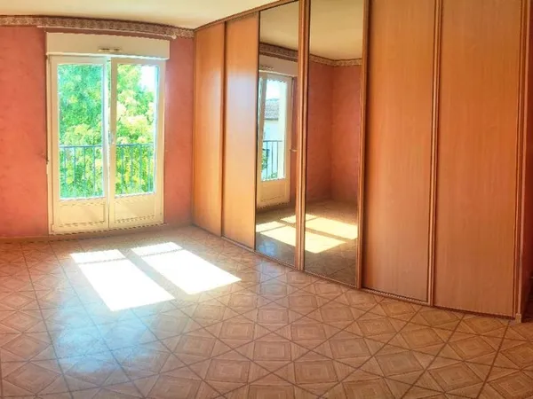 Maison Familiale avec Jardin, Garage et 3 Chambres