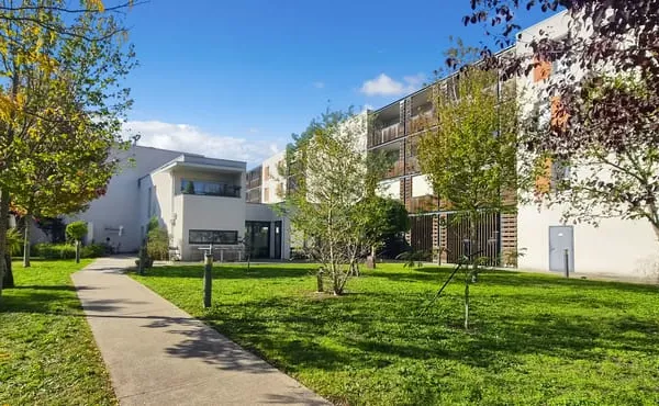 BRUGES 33520 - Appartement T2 avec jardin et place de parking - Résidence Les Senioriales