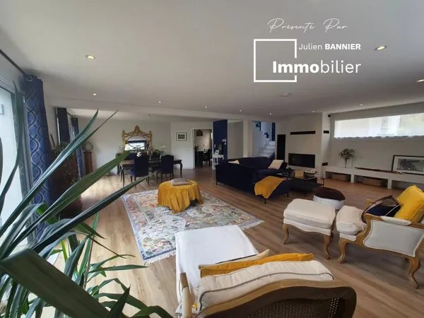 LORIENT – MAISON D’ARCHITECTE DE PRÈS DE 270 M² AVEC 5 CHAMBRES, ESPACE INDÉPENDANT IDÉAL POUR UNE P