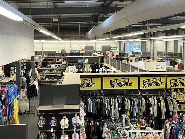 Local commercial 832 m²