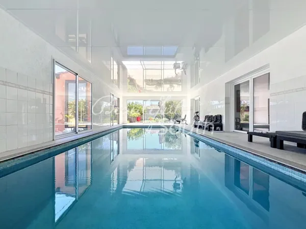 Bien d'exception avec piscine intérieure et prestations rares, P