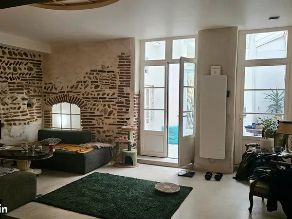 Loft de caractère rénové avec patio et garage - esprit maison de ville