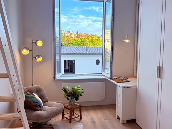 Loue studio meublé, entièrement rénové, rue INKERMANN, à 100m. du métro république, au calme, ensole