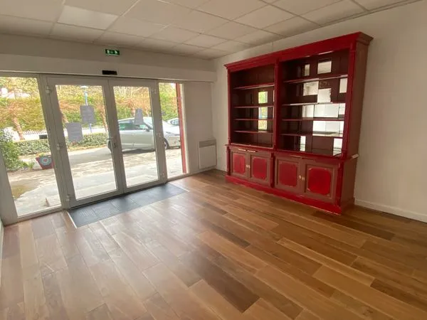 Local commercial 32,5 m² avec réserve - Quimiac, place du Marché