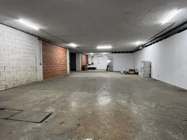 LOCAL DE STOCKAGE 330 m² - PROCHE A621 ET HYPER-CENTRE
