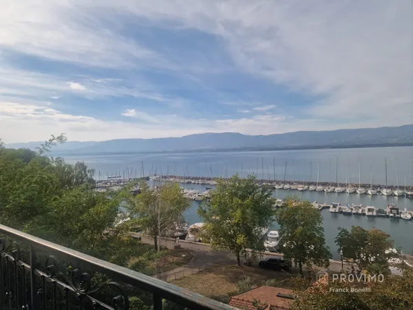 YVOIRE -- Vue panoramique sur le Léman, deux terrasses et un