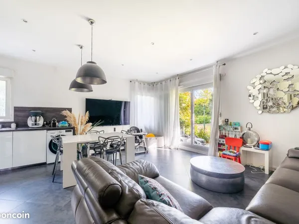 Appartement 4 pièces 77,6 m² 3 chambres. Jardin privatif 155 m² parking