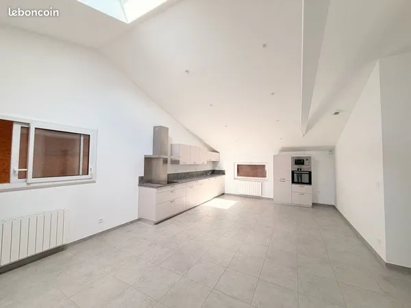 Appartement avec grand hangar