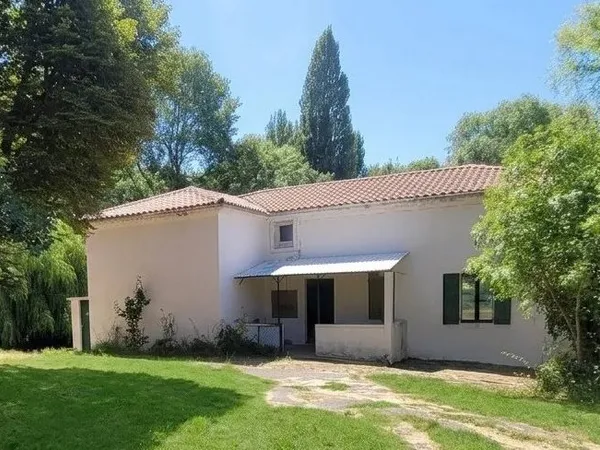 Maison quercynoise en pierre avec dépendances, garage, grange et grand terrain