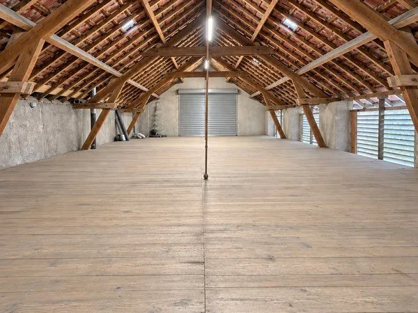 Local / atelier / stockage 150 m² - forte visibilité - 3 places de parking