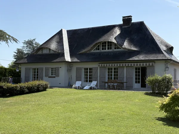 Dans résidence privée de la Vallée d'Eure, maison lumineuse