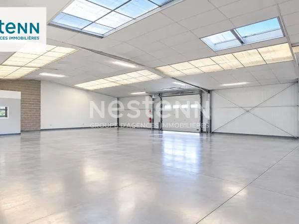Location d'un local commercial de 400m2 à Calais avec une belle vitrine et places de parking