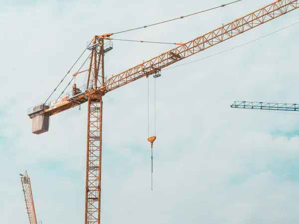 Construction neuve : 376 241 logements autorisés sur un an, soit 8 % sous la moyenne quinquennale — ce que dit vraiment la statistique SDES du 28 juillet