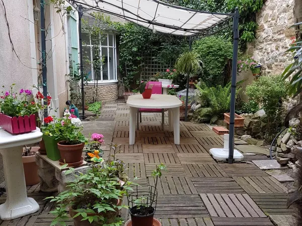 A vendre maison de caractère entièrement rénovée avec cour et garage