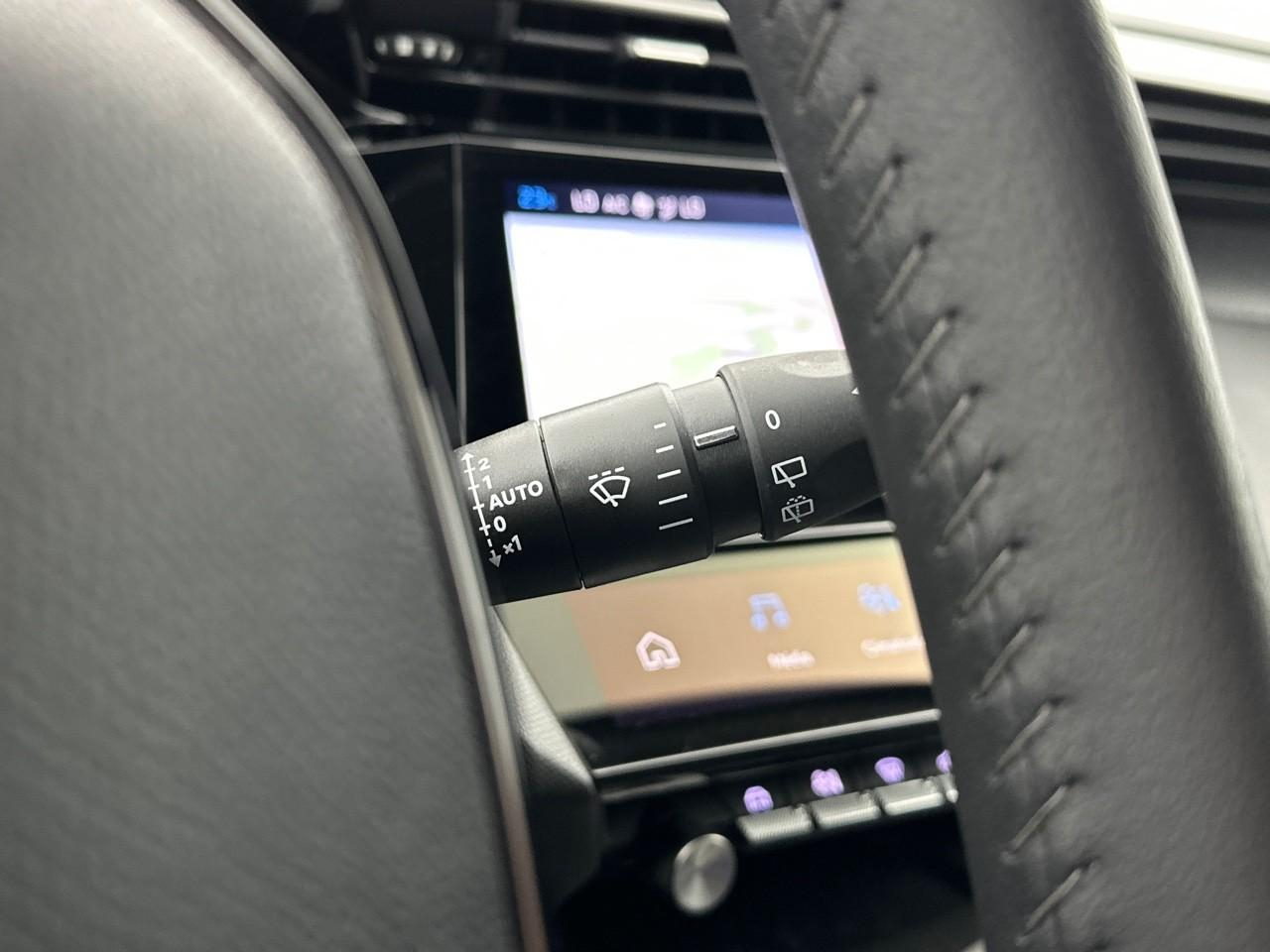 Peugeot 308 hybrid 145 e-dcs6 allure — photo 21