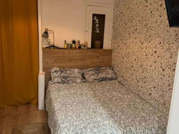 Chambre avec salle de bain privative (baignoire)