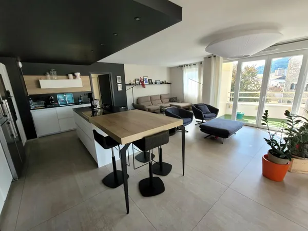Appartement de standing en plein centre-ville - 5 pièces - 132.77 m²