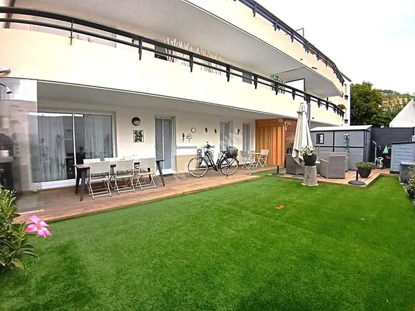 Six-fours Rez de Jardin, appartement T3 de 65 m² , jardin de 80 m², place de parking et cave.