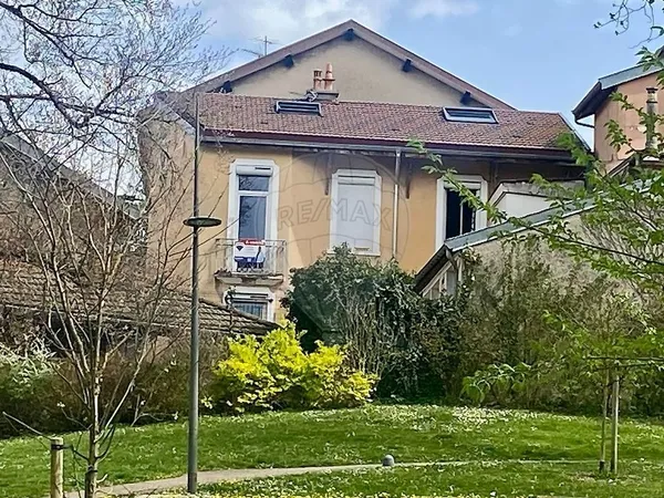 Maison avec un atelier attenant