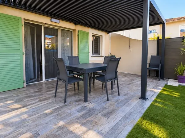 Maison récente avec jardin, piscine et deux stationnements