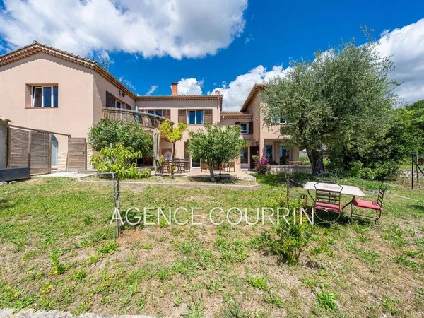 Villa 5 pièces 238 m²