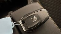Peugeot 3008 HYBRID 225ch Roadtrip e-EAT8 — photo 16