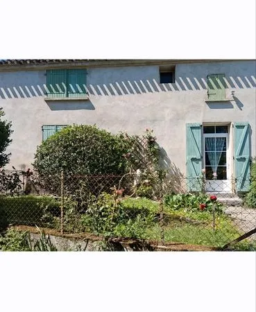 Maison de campagne avec terrain de 8000m2