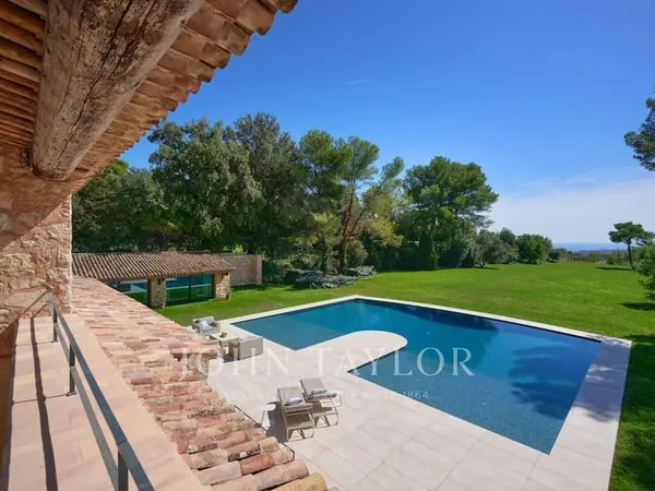Maison de plain-pied 19 pièces 765 m²