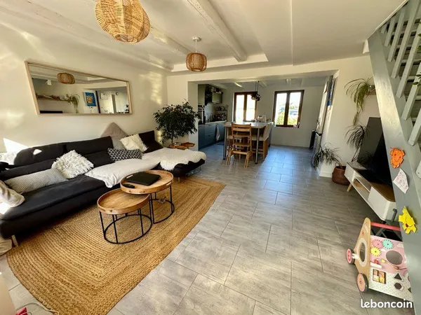 Maison meublée avec 2 chambres et espace aménagé sous combles