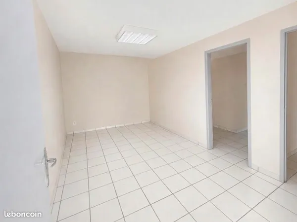 Local professionnel - parking - salle d'attente