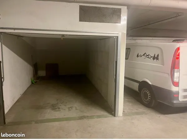 Particulier vends, un BOX de parking fermé à proximité du gare et stade de France Le BOX est au 1er 