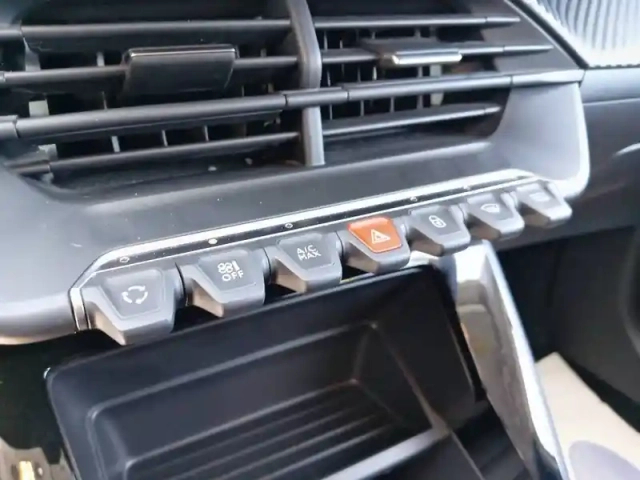 Peugeot 208 puretech 75 s&amp;s bvm5 — photo 18