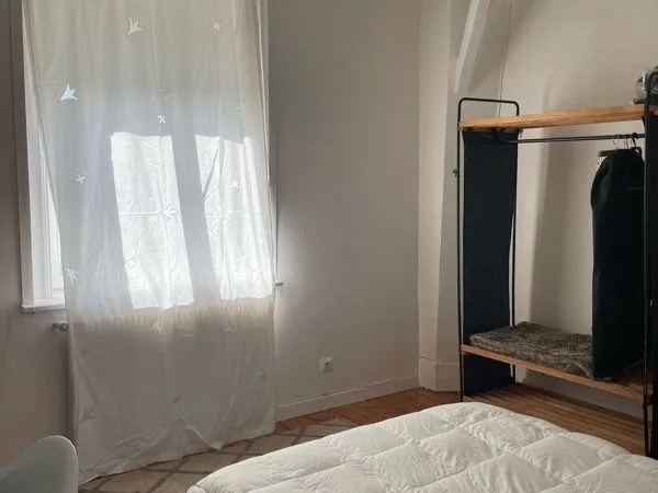 Chambre meublée et salle de bains privées