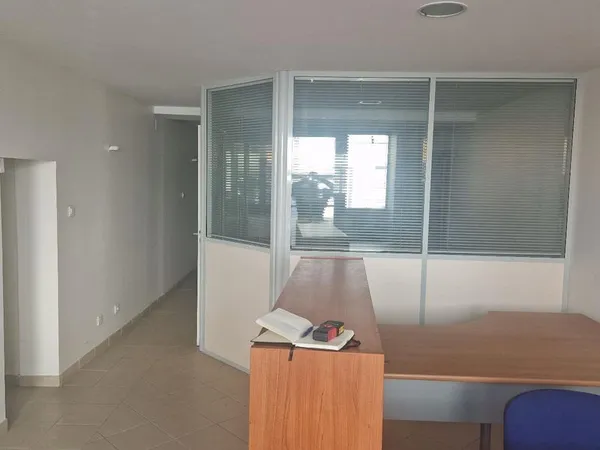 Boutique 40 m² CHARNAY LES MACON