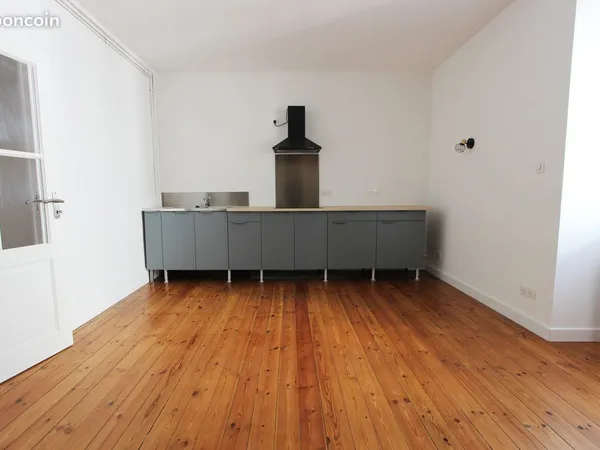 LE TYPE 2 BIS DE CENTRE-VILLE, ENTIÈREMENT RÉNOVÉ (38m²)