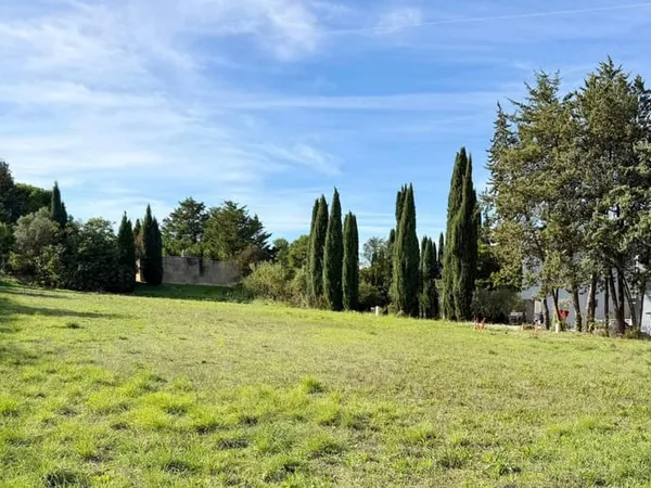 Aix-en-Provence - Les Milles : Terrain constructible de 1 108 m² dans un cadre privilégié