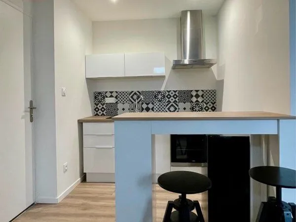 NANCY - STUDIO MEUBLÉ DE 21 m² AVEC PARKING PRIVATIF - PROCHE PLACE STANISLAS