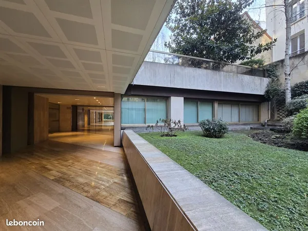 Local 260 m² Paris