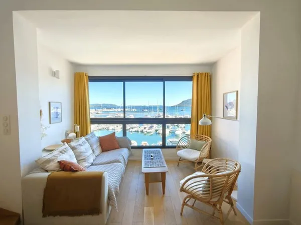 FACE AU PORT DE PLAISANCE SUPERBE DUPLEX TRAVERSANT DE TYPE
