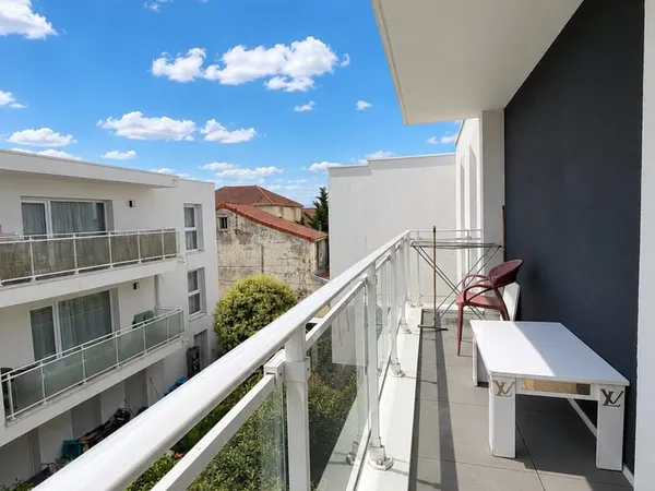** BEL APPART STUDIO AVEC BALCON **
