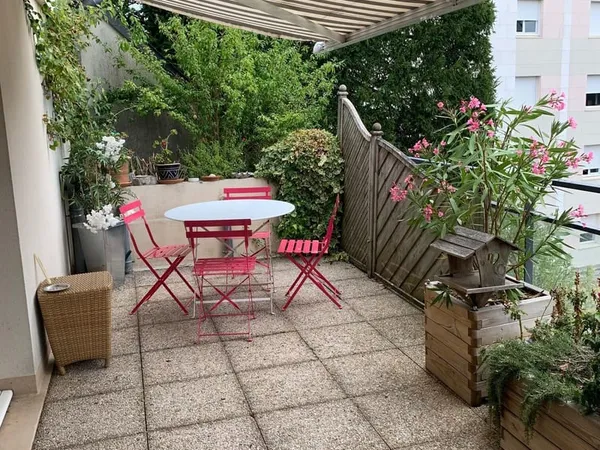 Hyper centre et au calme, appartement lumineux de 110m² avec terrasse, ascenseur et garage