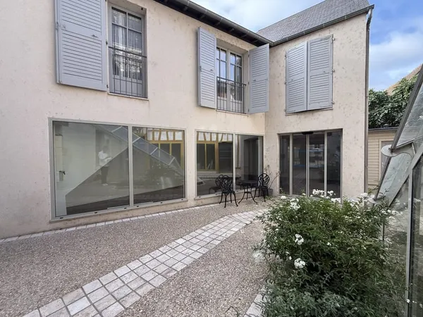 Local professionnel 48m2 Amboise centre
