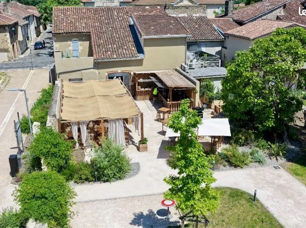 à vendre - café-restaurant en plein centre de pavie (32550 - gers)