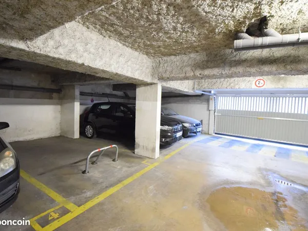 Parking plein pied derrière la gare Riquier