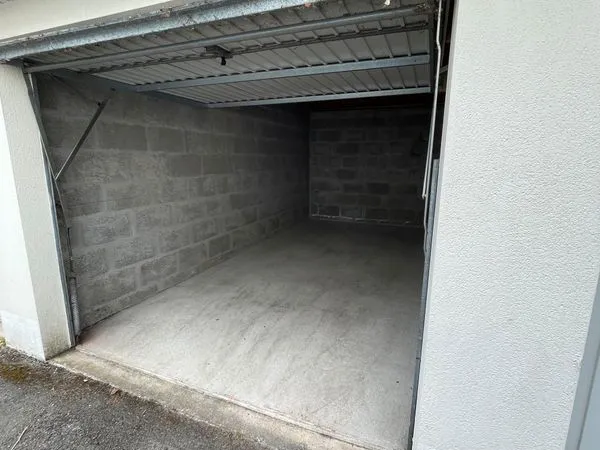 Garage fermé avec grande hauteur sous plafond - Vannes