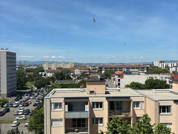 Colocation chaleureuse avec loggia & belle vue - St-Priest à 10 min de Lyon