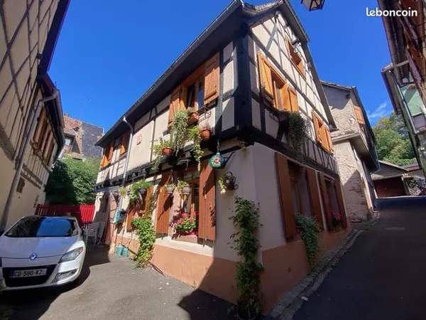 Coquette maison de ville à colombages