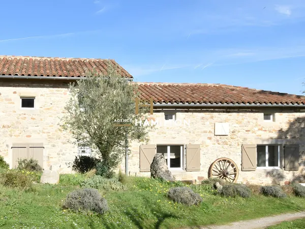 MAISON DE BOURG EN PIERRE AVEC PISCINE - HABITABLE DE SUITE