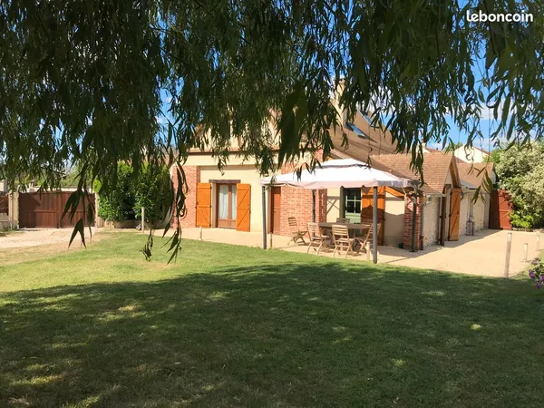Maison familiale 150m2 - terrain 1490m2 avec piscine, garage et cheminée - DPE D