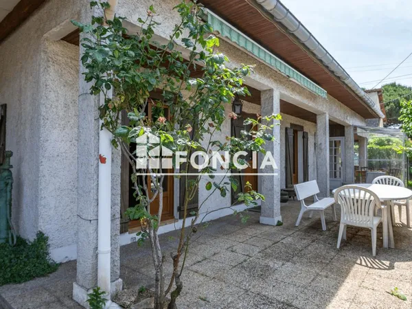 Maison individuelle de 99m2 Carrez et 117m2 surface au sol, constituée de 5 pièces, séjour et cuisin